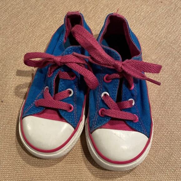 Size 8 toddler girl Converse - Picture 1 of 8